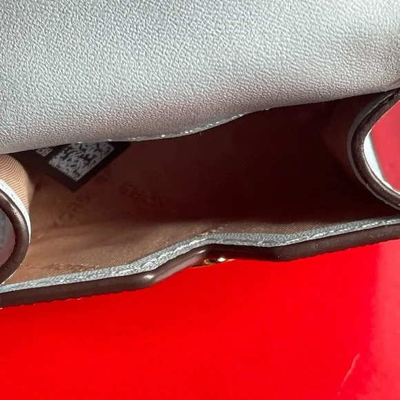 Michael Kors Airpods Case.Michael Kors Accessories. - Picture 5 of 15